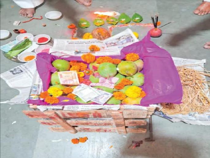 The first box of Hapus mangoes from Konkan left for Mumbai | कोकणातून हापूस आंब्याची पहिली पेटी मुंबईला रवाना The first box of Hapus mangoes from Konkan left for Mumbai | कोकणातून हापूस आंब्याची पहिली पेटी मुंबईला रवाना