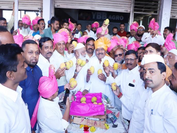The first box of Hapus Mango costs Rs. 40,500 in kolhapur | 'हापूस'च्या पेटीला सोन्याची झळाळी, कोल्हापुरात पहिली पेटी दाखल The first box of Hapus Mango costs Rs. 40,500 in kolhapur | 'हापूस'च्या पेटीला सोन्याची झळाळी, कोल्हापुरात पहिली पेटी दाखल