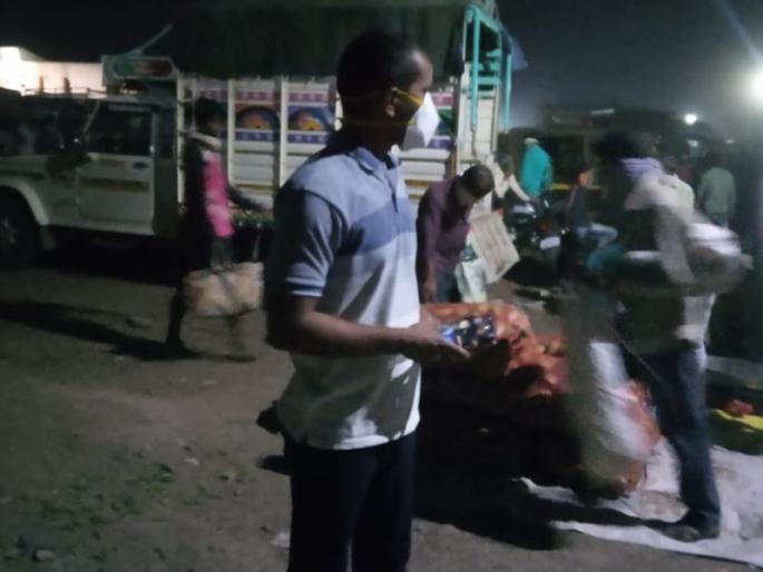 Fiasco of Social Distance; Chief executives reach in Market | खामगावात सोशल डिस्टन्सिंगचा फज्जा; मुख्याधिकारी धडकले थेट हर्राशीत! Fiasco of Social Distance; Chief executives reach in Market | खामगावात सोशल डिस्टन्सिंगचा फज्जा; मुख्याधिकारी धडकले थेट हर्राशीत!