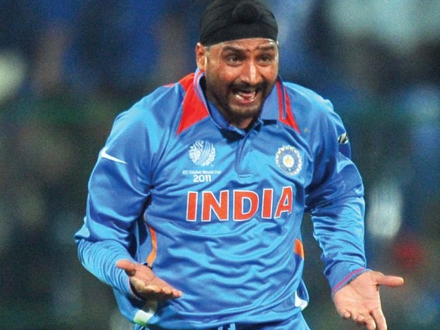 Trouble with the ball: Allegations made to be harassed by Harbhajan on the ICC | चेंडूशी छेडछाड प्रकरण : हरभजनचा आयसीसीवर हल्लाबोल, भेदभाव करत असल्याचे केले आरोप