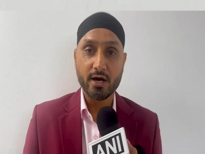 Former player Harbhajan Singh has said that he is interested in the post of head coach of Team India | "क्रिकेटनं खूप काही दिलंय म्हणून...", टीम इंडियाच्या प्रशिक्षक पदासाठी हरभजन इच्छुक