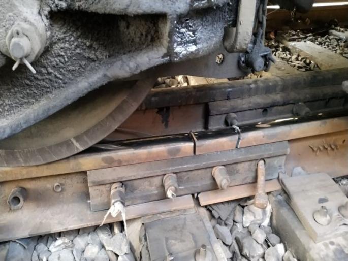 A crack was detected in tracks between Tilak Nagar and Kurla on harbour line | Mumbai Train Update: कुर्ला-टिळकनगर दरम्यान रेल्वे रुळाला तडे, हार्बर रेल्वेची वाहतूक विस्कळीत A crack was detected in tracks between Tilak Nagar and Kurla on harbour line | Mumbai Train Update: कुर्ला-टिळकनगर दरम्यान रेल्वे रुळाला तडे, हार्बर रेल्वेची वाहतूक विस्कळीत