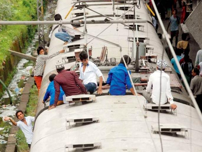 On the harbor line, the most overwhelming shock of the railway overhead wire! | रेल्वेच्या ओव्हरहेड वायरचा शॉक लागून सर्वात जास्त बळी हार्बर लाईनवर ! On the harbor line, the most overwhelming shock of the railway overhead wire! | रेल्वेच्या ओव्हरहेड वायरचा शॉक लागून सर्वात जास्त बळी हार्बर लाईनवर !
