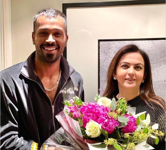 Nita Ambani met in London after surgery, Hardik pandya said ... | सर्जरीनंतर लंडनमध्ये नीता अंबानी भेटल्या, हार्दिक म्हणाला...