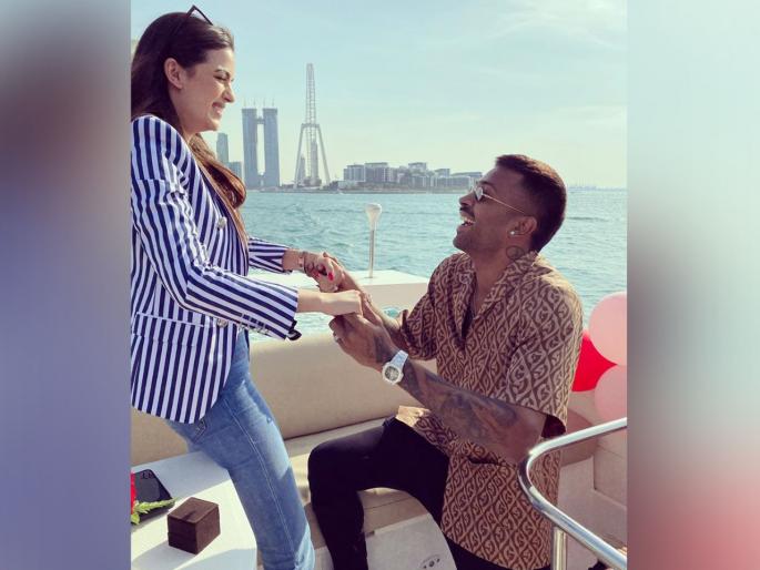 Hardik Pandya and Natasa stankovic is in romantic mood, see viral photo | साखरपुड्यानंतर नताशासोबत Romantic मूडमध्ये दिसला हार्दिक, पाहा व्हायरल फोटो