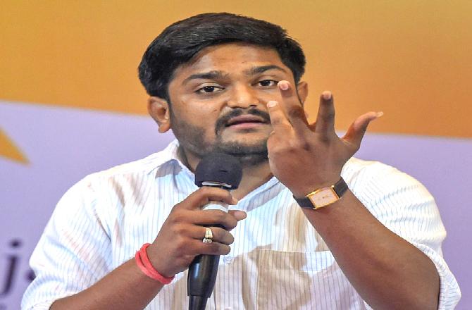 Strike the surgery on China; Union Minister gave a tweet reply to Hardik Patel | चीनवर सर्जिकल स्ट्राईक करा; हार्दिकच्या ट्विटला केंद्रीय मंत्र्यांनी दिलं उत्तर 