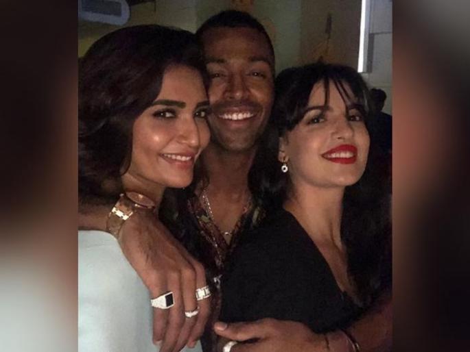 Hardik Pandya confirms relationship with Natasa Stankovic, love bird cought on Instagram | हार्दिक पांड्यानं दिली प्रेमाची जाहीर कबुली; इंस्टाग्रामवर लव्ह बर्डचा लपंडाव