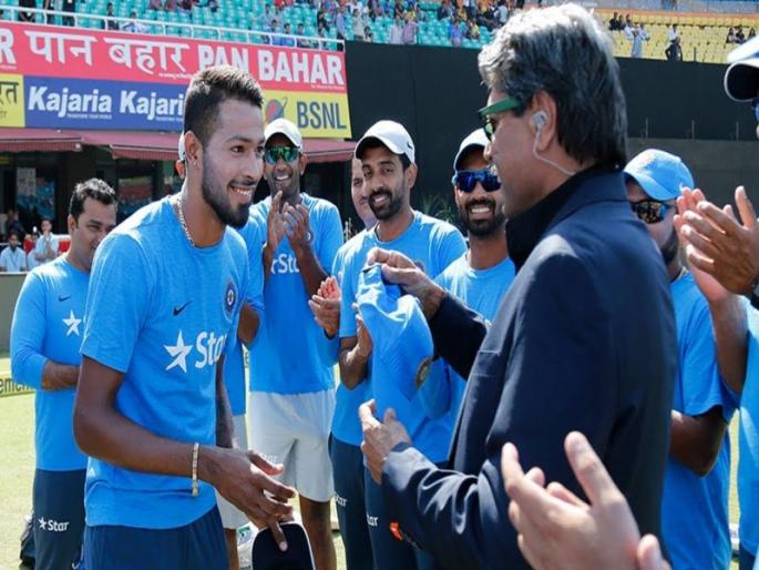 How can you compare Kapil dev with anyone, sunil Gavaskar's question | कपिल यांची तुलना कोणाशीही कशी करू शकता, गावस्कर यांचा सवाल