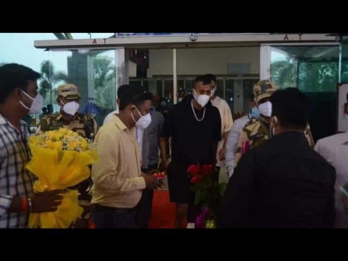Viral Video : Hardik, Krunal Pandya reach Ranchi to celebrate MS Dhoni's 39th birthday amid virus spread | Viral Video : MS Dhoni ला शुभेच्छा देण्यासाठी हार्दिक पांड्या पत्नीसह पोहोचला रांचीत