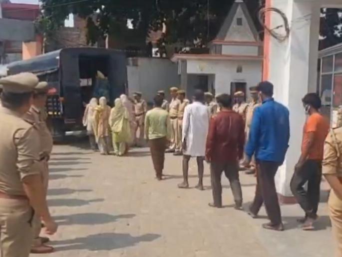 Hardoi Murder accused who came out on bail was killed with an axe 18 arrested | १६ वर्ष वाट पाहिली अन् जामिनावार बाहेर येताच संपवले; एकाच घरातील १८ जणांना अटक Hardoi Murder accused who came out on bail was killed with an axe 18 arrested | १६ वर्ष वाट पाहिली अन् जामिनावार बाहेर येताच संपवले; एकाच घरातील १८ जणांना अटक