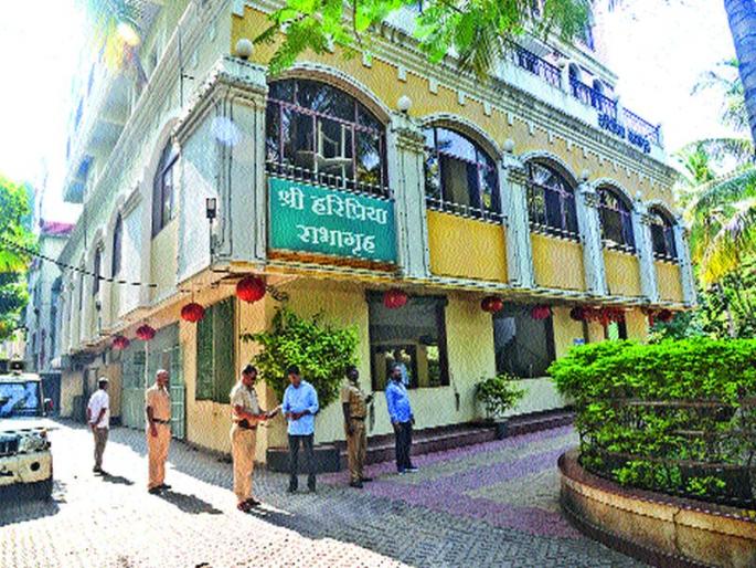 Action on seizure of the four-storey Mangal office of Harpriya | हरिप्रियाचे चार मजली मंगल कार्यालयावर जप्तीची कारवाई Action on seizure of the four-storey Mangal office of Harpriya | हरिप्रियाचे चार मजली मंगल कार्यालयावर जप्तीची कारवाई