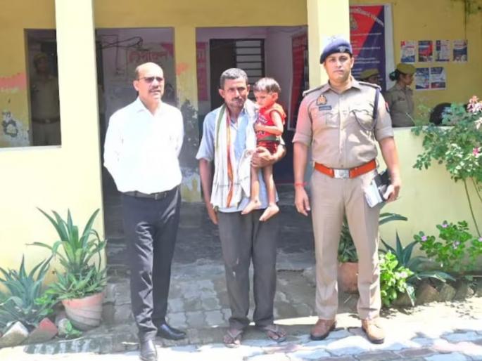 man forced to sell son for hospital fees five arrested in kushinagar uttar pradesh police | हृदयद्रावक! पत्नीला रुग्णालयातून डिस्चार्ज करण्यासाठी नव्हते पैसे, मुलाला विकलं अन्... man forced to sell son for hospital fees five arrested in kushinagar uttar pradesh police | हृदयद्रावक! पत्नीला रुग्णालयातून डिस्चार्ज करण्यासाठी नव्हते पैसे, मुलाला विकलं अन्...