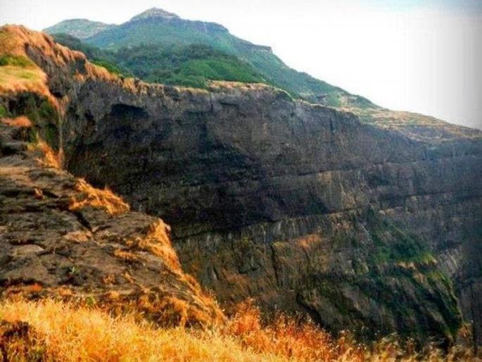 20 trekkers in kalyan stuck at harishchandragad | हरिश्चंद्रगड उतरण्यास 'त्या' ट्रेकर्सकडून सुरुवात 20 trekkers in kalyan stuck at harishchandragad | हरिश्चंद्रगड उतरण्यास 'त्या' ट्रेकर्सकडून सुरुवात