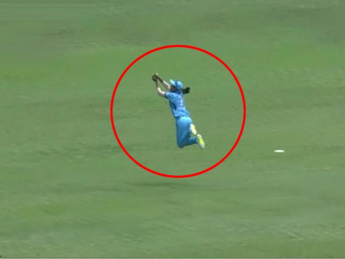Harmanpreet Kaur’s flying catch leaves cricket fans mesmerised | Womens T20 Cricket 2018: 'अरे, ही तर सुपरमॅन एबीडीची सुपर सिस्टर'; हरमनप्रीतचा झेल बघायलाच हवा! 