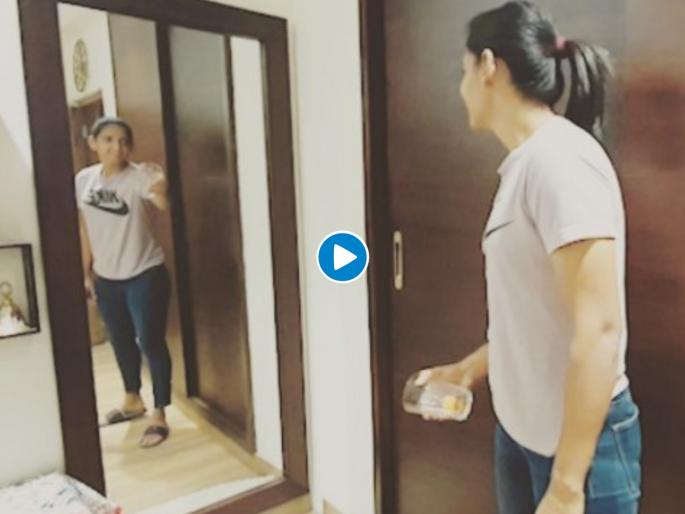 Video : Harmanpreet Kaur Stuns Fans With an Amazing Magic Trick svg | Video : टीम इंडियाच्या कर्णधाराचं 'Magic'; बघा तुम्हाला जमतंय का?