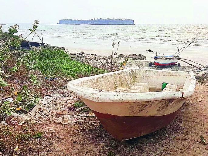 The owner of the abandoned boat at Harnai was finally found | हर्णै येथील बेवारस बोटीचा मालक अखेर सापडला The owner of the abandoned boat at Harnai was finally found | हर्णै येथील बेवारस बोटीचा मालक अखेर सापडला