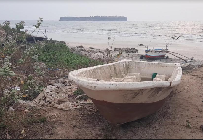 The owner of the boat was found at Harnai | हर्णै येथे आढळलेल्या बोटीच्या मालकाचा लागला शोध