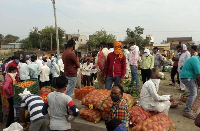 The crowds in the vegetable market continued; Traders' decision to close auction | भाजीबाजारात गर्दी कायम; हर्रासी बंद करण्याचा व्यापाऱ्यांचा निर्णय The crowds in the vegetable market continued; Traders' decision to close auction | भाजीबाजारात गर्दी कायम; हर्रासी बंद करण्याचा व्यापाऱ्यांचा निर्णय