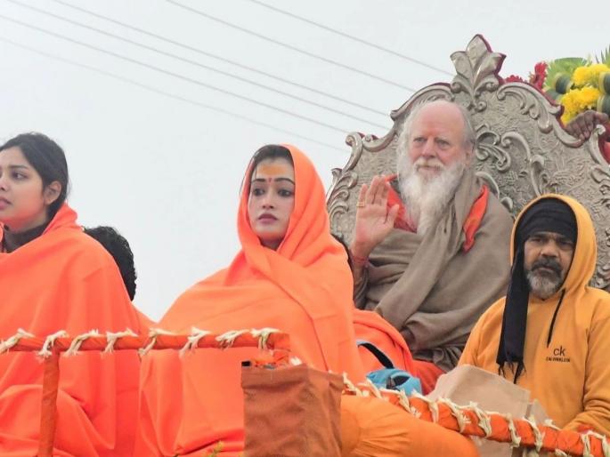 Controversy over Harsha Richhariya, who came into the limelight due to her beauty in up prayagraj mahakumbh; sparked outrage over sitting on chariot | सुंदरतेमुळे चर्चेत आलेल्या हर्षा रिछारियामुळे वाद, 'या' एका कृत्यावरून संत मंडळी भडकली! Controversy over Harsha Richhariya, who came into the limelight due to her beauty in up prayagraj mahakumbh; sparked outrage over sitting on chariot | सुंदरतेमुळे चर्चेत आलेल्या हर्षा रिछारियामुळे वाद, 'या' एका कृत्यावरून संत मंडळी भडकली!