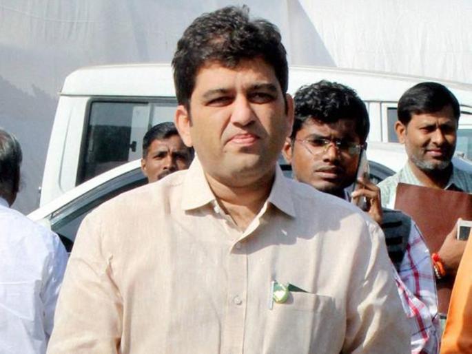 mla Jadhav Problem taktar Factor in the Assembly election | आमदार जाधवांची टॅक्टर फॅक्टरची खेळी विधानसभेत त्यांच्याच अंगलट  mla Jadhav Problem taktar Factor in the Assembly election | आमदार जाधवांची टॅक्टर फॅक्टरची खेळी विधानसभेत त्यांच्याच अंगलट