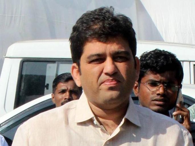 Harshvardhan Jadhav slams Shiv Sena on stone pelted at his home by unknown persons | Video - रात्रीचा हल्ला म्हणजे उत्तम नामर्दपणाचे उदाहरण, हर्षवर्धन जाधवांचा शिवसेनेला टोला Harshvardhan Jadhav slams Shiv Sena on stone pelted at his home by unknown persons | Video - रात्रीचा हल्ला म्हणजे उत्तम नामर्दपणाचे उदाहरण, हर्षवर्धन जाधवांचा शिवसेनेला टोला