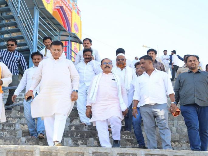 ''Congress party stands by you'', Congress state president Harshavardhana Sapkal meets Muslim shopkeepers in Madhi | "काँग्रेस पक्ष तुमच्या पाठीशी’’, मढी येथील मुस्लिम दुकानदारांची काँग्रेसच्या प्रदेशाध्यक्षांनी घेतली भेट ''Congress party stands by you'', Congress state president Harshavardhana Sapkal meets Muslim shopkeepers in Madhi | "काँग्रेस पक्ष तुमच्या पाठीशी’’, मढी येथील मुस्लिम दुकानदारांची काँग्रेसच्या प्रदेशाध्यक्षांनी घेतली भेट