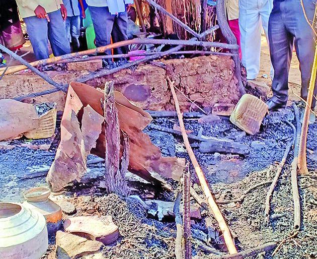 Fire in the house at Hattalale in Muktainagar taluka | मुक्ताईनगर तालुक्यातील हरताळे येथे घराला आग Fire in the house at Hattalale in Muktainagar taluka | मुक्ताईनगर तालुक्यातील हरताळे येथे घराला आग