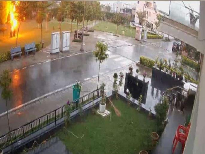 4 people injured due to sudden lightning in gurugram | झाडावर वीज पडली अन् चार माणसं जणू पुठ्ठ्याप्रमाणे कोसळली; अंगावर काटा आणणारा VIDEO 4 people injured due to sudden lightning in gurugram | झाडावर वीज पडली अन् चार माणसं जणू पुठ्ठ्याप्रमाणे कोसळली; अंगावर काटा आणणारा VIDEO