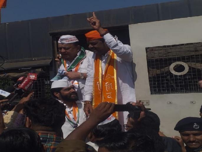 Maharashtra Karnataka Border Dispute, Karnataka Police lathi charged activists including MLA Hasan Mushrif, Vijay Devane | आमदार हसन मुश्रीफ, देवणेंसह कार्यकर्त्यांवर कर्नाटक पोलिसांचा लाठीचार्ज, कोगनोळी टोलनाक्यावर तणाव Maharashtra Karnataka Border Dispute, Karnataka Police lathi charged activists including MLA Hasan Mushrif, Vijay Devane | आमदार हसन मुश्रीफ, देवणेंसह कार्यकर्त्यांवर कर्नाटक पोलिसांचा लाठीचार्ज, कोगनोळी टोलनाक्यावर तणाव