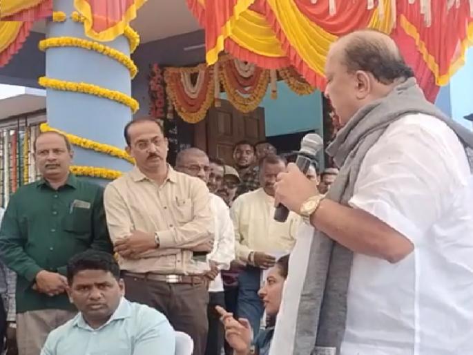 Public scolding of municipal officials by the guardian minister Hasan Mushrif over the issue of the city | Kolhapur: पालकमंत्र्यांकडून महापालिका अधिकाऱ्यांची जाहीर खरडपट्टी, 'लोकमत'च्या वृत्ताची गंभीर दखल Public scolding of municipal officials by the guardian minister Hasan Mushrif over the issue of the city | Kolhapur: पालकमंत्र्यांकडून महापालिका अधिकाऱ्यांची जाहीर खरडपट्टी, 'लोकमत'च्या वृत्ताची गंभीर दखल