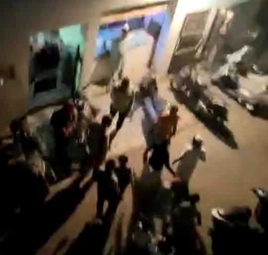 Notorious Samsher gangster chaos, threatens to fire by pistol | कुख्यात समशेर टोळीच्या गुंडाचा हैदोस पिस्तुलाच्या धाकावर शिवीगाळ, धमकी Notorious Samsher gangster chaos, threatens to fire by pistol | कुख्यात समशेर टोळीच्या गुंडाचा हैदोस पिस्तुलाच्या धाकावर शिवीगाळ, धमकी