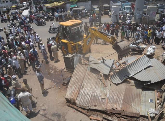 Tension in Hansbaug in Nagpur, Lathimar of police, and removal of encroachment | अतिक्रमण हटविण्यावरून नागपुरातील हसनबागमध्ये तणाव , पोलिसांचा लाठीमार Tension in Hansbaug in Nagpur, Lathimar of police, and removal of encroachment | अतिक्रमण हटविण्यावरून नागपुरातील हसनबागमध्ये तणाव , पोलिसांचा लाठीमार