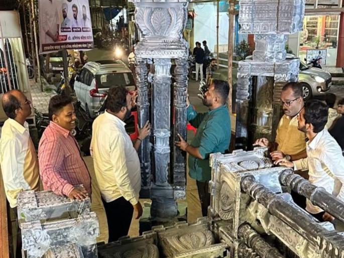 Gajmahal created by Muslim artists 131st year of Hasbanis Bakhal Ganeshotsav Mandal | मुस्लिम कलाकारांनी साकारला 'गजमहल'; हसबनीस बखळ गणेशोत्सव मंडळाचे १३१ वे वर्ष Gajmahal created by Muslim artists 131st year of Hasbanis Bakhal Ganeshotsav Mandal | मुस्लिम कलाकारांनी साकारला 'गजमहल'; हसबनीस बखळ गणेशोत्सव मंडळाचे १३१ वे वर्ष