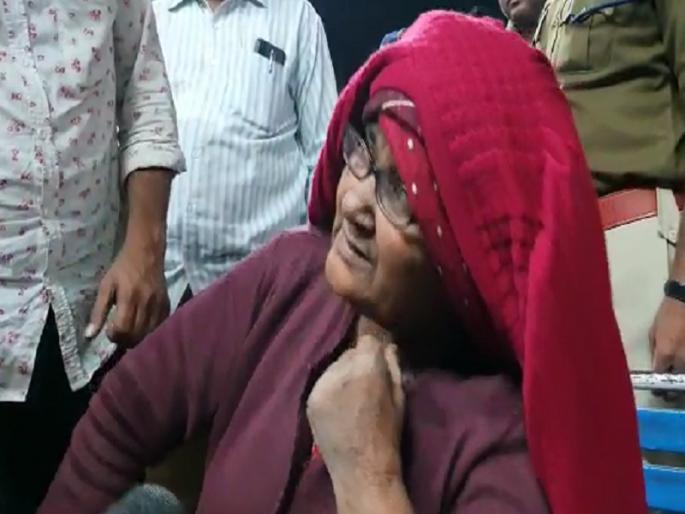 Lost passport in Pakistan; After spending 18 years in jail, Hasina Begum returned to Aurangabad | पाकिस्तानमध्ये पासपोर्ट हरवला; १८ वर्ष जेलमध्ये काढल्यानंतर हसीना बेगम औरंगाबादमध्ये परतल्या  Lost passport in Pakistan; After spending 18 years in jail, Hasina Begum returned to Aurangabad | पाकिस्तानमध्ये पासपोर्ट हरवला; १८ वर्ष जेलमध्ये काढल्यानंतर हसीना बेगम औरंगाबादमध्ये परतल्या