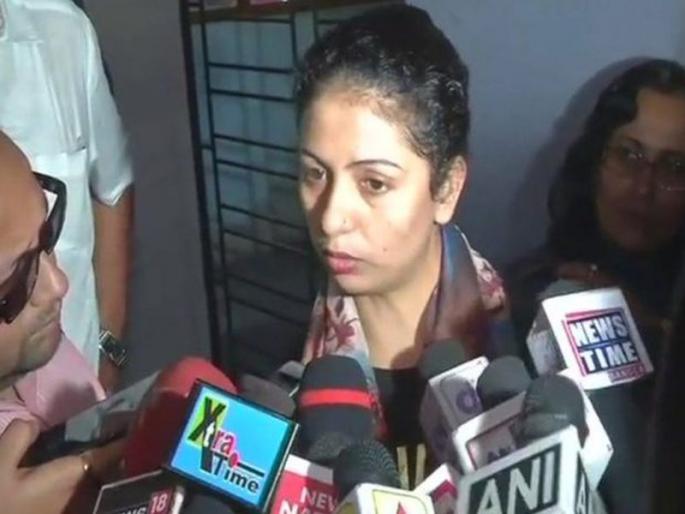 Housewife's wife Hussein, a channel of a television channel, also burst on the press | पत्रकारांवर बरसली शामीची पत्नी हसीन, एका वाहिनीचा कॅमेराही फोडला