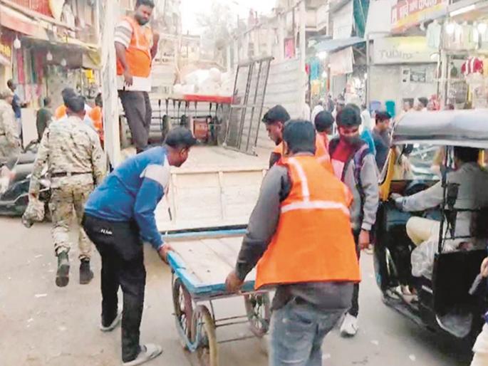 chhatrapati sambhaji nagar Municipal Corporation's street vendor policy not finalized; 4,500 handcarts seized, how will hawkers feed their families? | मनपाचे पथविक्रेता धोरण ठरेना; ४,५०० हातगाड्या जप्त, हॉकर्स बांधवांनी पोट कसे भरावे? chhatrapati sambhaji nagar Municipal Corporation's street vendor policy not finalized; 4,500 handcarts seized, how will hawkers feed their families? | मनपाचे पथविक्रेता धोरण ठरेना; ४,५०० हातगाड्या जप्त, हॉकर्स बांधवांनी पोट कसे भरावे?