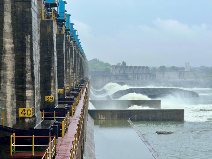Ten gates of Hatunar Dam opened by one meter alerting villages along Tapi | हतूनर धरणाचे दहा दरवाजे एक मीटरने उघडले, तापी काठच्या गावांना सतर्कतेचा इशारा Ten gates of Hatunar Dam opened by one meter alerting villages along Tapi | हतूनर धरणाचे दहा दरवाजे एक मीटरने उघडले, तापी काठच्या गावांना सतर्कतेचा इशारा