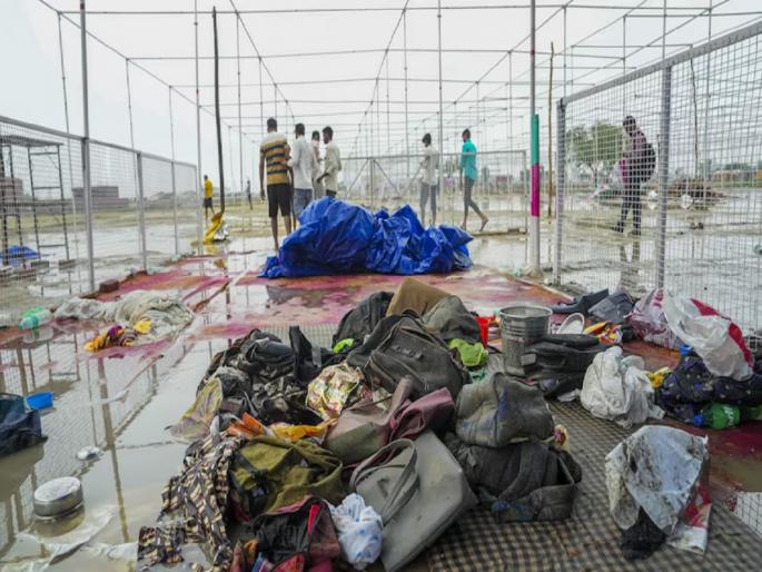 hathras stampede action after sit report 6 officers including sdm and co suspended | Hathras Stampede: हाथरस चेंगराचेंगरी प्रकरणी SIT च्या अहवालानंतर मोठी कारवाई, एसडीएम-सीओसह सहा अधिकारी निलंबित hathras stampede action after sit report 6 officers including sdm and co suspended | Hathras Stampede: हाथरस चेंगराचेंगरी प्रकरणी SIT च्या अहवालानंतर मोठी कारवाई, एसडीएम-सीओसह सहा अधिकारी निलंबित