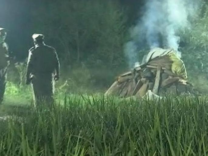 Hathras Case: Police trying to involve us in trap claims family of dalit girl | Hathras Case: खोट्या गोष्टींत गोवण्याचा पोलिसांचा डाव; दलित मुलीच्या कुटुंबियांचा आरोप Hathras Case: Police trying to involve us in trap claims family of dalit girl | Hathras Case: खोट्या गोष्टींत गोवण्याचा पोलिसांचा डाव; दलित मुलीच्या कुटुंबियांचा आरोप