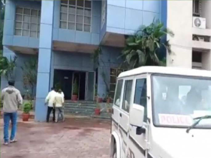 A team of Mumbai Crime Branch visited Hatkanangle and Shirol areas to investigate the case of some bogus affidavits submitted by ShivSena Thackeray group | बोगस प्रतिज्ञापत्रे प्रकरण: मुंबई पोलिसांचा चौकशीसाठी हातकणंगले, शिरोळ भागात ठिय्या A team of Mumbai Crime Branch visited Hatkanangle and Shirol areas to investigate the case of some bogus affidavits submitted by ShivSena Thackeray group | बोगस प्रतिज्ञापत्रे प्रकरण: मुंबई पोलिसांचा चौकशीसाठी हातकणंगले, शिरोळ भागात ठिय्या