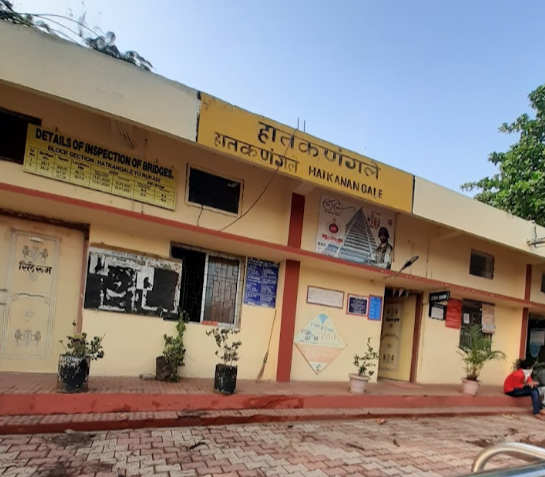 in hatkanangle huge controversy in front of village panchayat officials in zilla parishad | हातकणंगले: जिल्हा परिषदेत ग्रामपंचायत अधिकाऱ्यांसमोरच प्रचंड वादावादी in hatkanangle huge controversy in front of village panchayat officials in zilla parishad | हातकणंगले: जिल्हा परिषदेत ग्रामपंचायत अधिकाऱ्यांसमोरच प्रचंड वादावादी