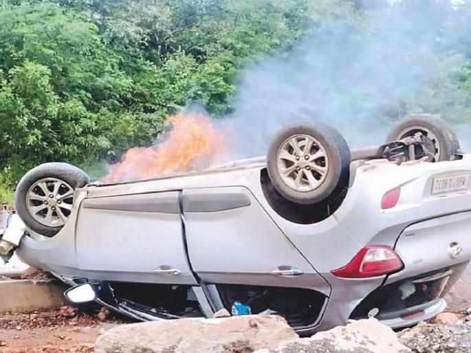 A car that overturned at Hatkhamba caught fire on the road, fortunately the father and daughter survived | Ratnagiri: हातखंबा येथे उलटलेली कार रस्त्यातच पेटली, सुदैवाने मुलीसह वडील बचावले A car that overturned at Hatkhamba caught fire on the road, fortunately the father and daughter survived | Ratnagiri: हातखंबा येथे उलटलेली कार रस्त्यातच पेटली, सुदैवाने मुलीसह वडील बचावले