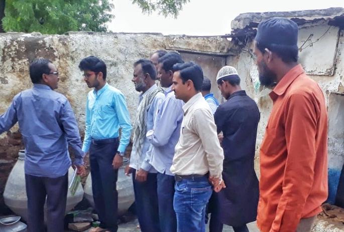 Hatharun village health care home to control scrub typhus! | स्क्रब टायफसवर नियंत्रणासाठी हातरुण गावात आरोग्य पथक घरोघरी! Hatharun village health care home to control scrub typhus! | स्क्रब टायफसवर नियंत्रणासाठी हातरुण गावात आरोग्य पथक घरोघरी!