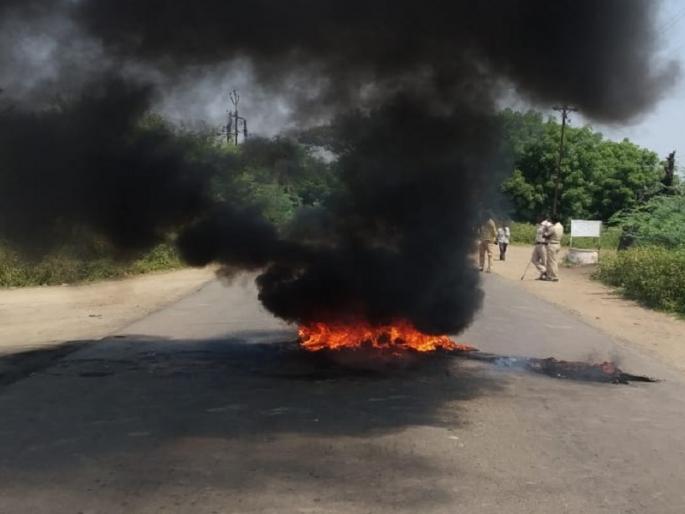 Ratharoko at Hatta by protesting the statue of Mahuparusha | महापुरुषाच्या पुतळा विटंबनेच्या निषेधार्थ हट्टा येथे रास्तारोको Ratharoko at Hatta by protesting the statue of Mahuparusha | महापुरुषाच्या पुतळा विटंबनेच्या निषेधार्थ हट्टा येथे रास्तारोको