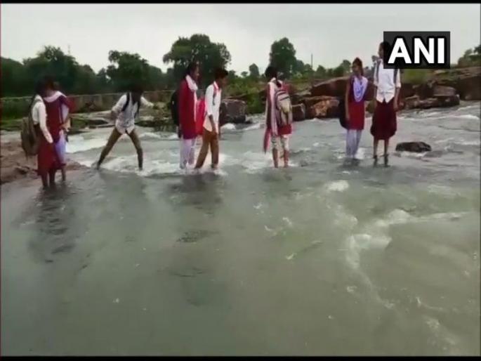 Students in Damoh risk their lives to cross a rivulet that comes on the way to their school in Hatta's Madiyado | Video : शाळेसाठी विद्यार्थ्यांना करावा लागतो जीवघेणा प्रवास Students in Damoh risk their lives to cross a rivulet that comes on the way to their school in Hatta's Madiyado | Video : शाळेसाठी विद्यार्थ्यांना करावा लागतो जीवघेणा प्रवास