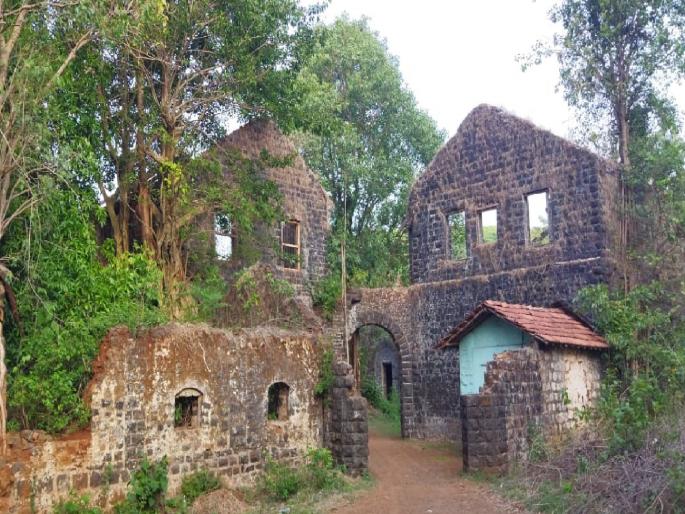 Dilapidated condition of Hatti mahal Vastu which adds to the tourism of Radhanagari kolhapur | Kolhapur: राधानगरीचं वैभव असणाऱ्या हत्ती महालच्या उरल्या केवळ भिंती, ऐतिहासिक खुणा होतायत नष्ट 