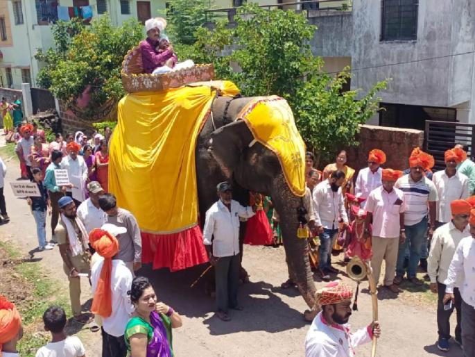 A baby girl was welcomed by taking out a procession on an elephant in kolhapur | कोल्हापुरकरांचा नादच खुळा! मुलगी जन्माला आली म्हणून हत्तीवरून मिरवणूक काढत केले स्वागत A baby girl was welcomed by taking out a procession on an elephant in kolhapur | कोल्हापुरकरांचा नादच खुळा! मुलगी जन्माला आली म्हणून हत्तीवरून मिरवणूक काढत केले स्वागत