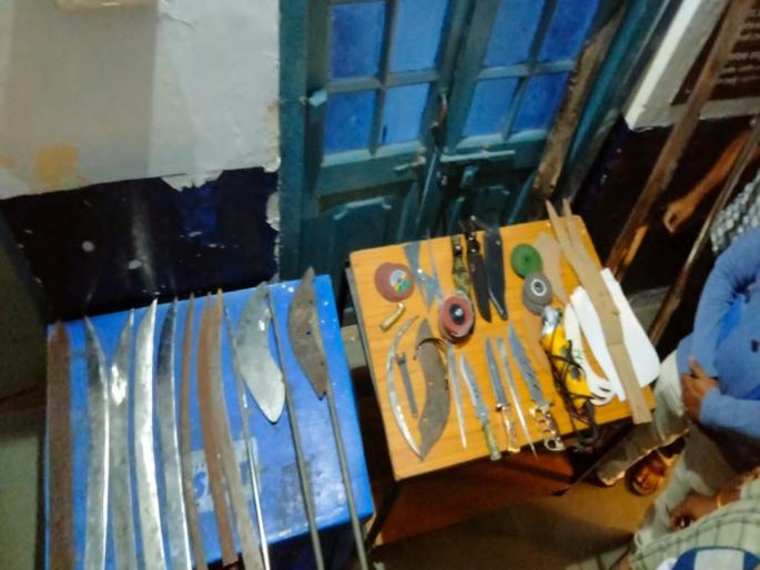 Arms seized from Mominpura area in Daryapur | दर्यापुरातील मोमीनपुरा भागातून शस्त्रसाठा जप्त Arms seized from Mominpura area in Daryapur | दर्यापुरातील मोमीनपुरा भागातून शस्त्रसाठा जप्त