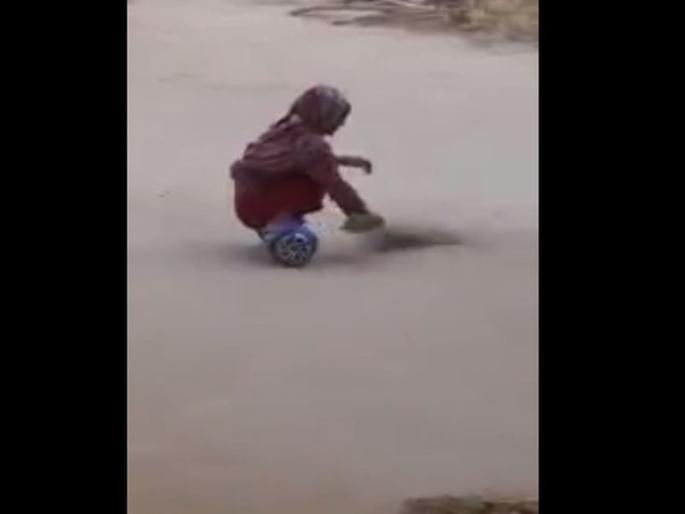 The whole story was clever, the video being viral on social media | या महिलेची सफाई करण्याची स्टाइल पाहून सगळे झाले अवाक, सोशल मीडियावर व्हायरल होतोय व्हिडीओ The whole story was clever, the video being viral on social media | या महिलेची सफाई करण्याची स्टाइल पाहून सगळे झाले अवाक, सोशल मीडियावर व्हायरल होतोय व्हिडीओ