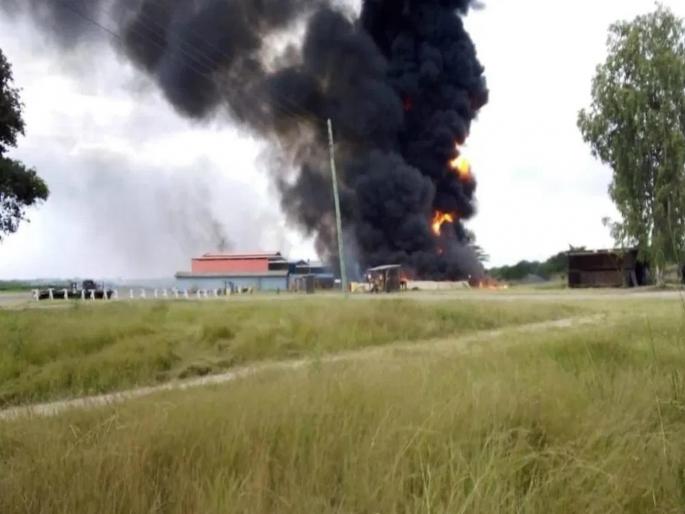 A major attack on US - kenya air bases; 7 aircrafts crashed | अमेरिकेच्या हवाई तळावर मोठा हल्ला; ७ विमाने उडवली A major attack on US - kenya air bases; 7 aircrafts crashed | अमेरिकेच्या हवाई तळावर मोठा हल्ला; ७ विमाने उडवली